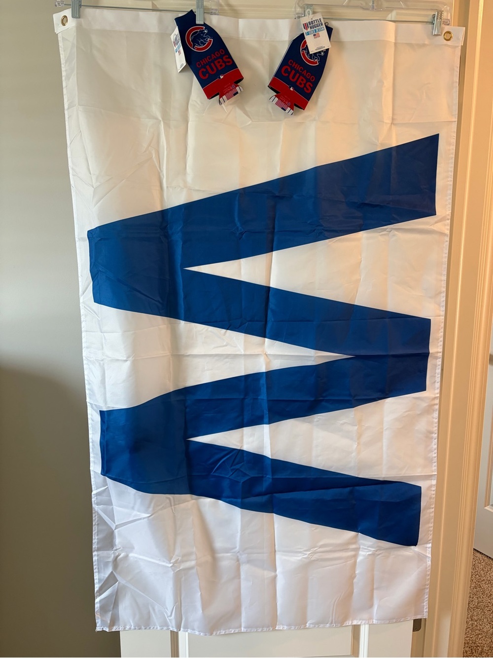 Chicago Cubs W Flag & Bottle Hugger Set